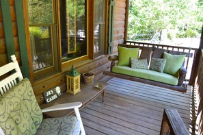 Terrace/patio - JR's Cabin in Riverbend at Lake Lure (Lake Lure)