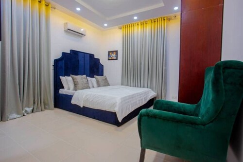 Exquisite 3 Bedroom Serviced Shortlet Apartment