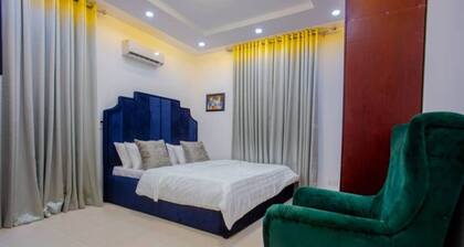 Exquisite 3 Bedroom Serviced Shortlet Apartment