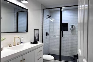 Combined shower/tub, hair dryer, towels, shampoo