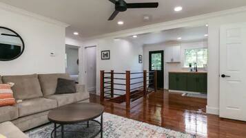 Una Smart TV, una chimenea