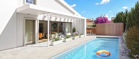 Outdoor pool, a heated pool