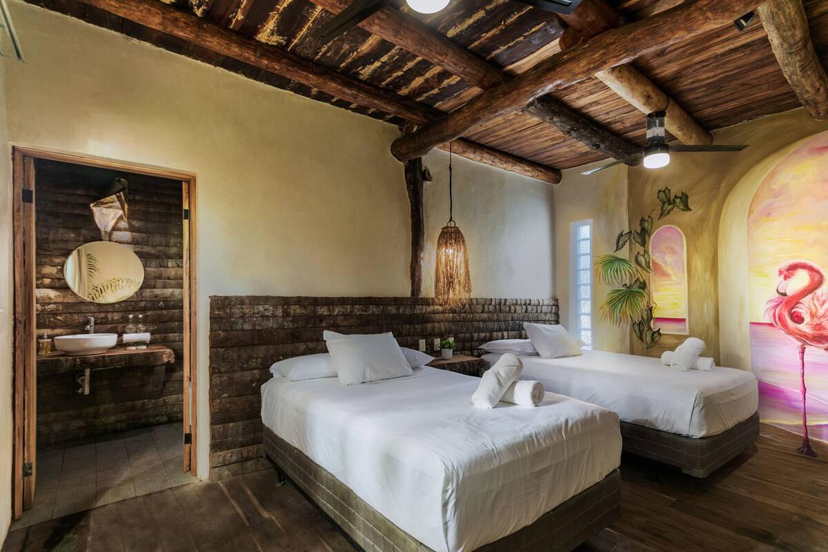 Colchones con pillow-top y caja de seguridad en la habitación 