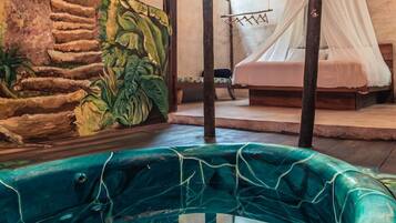 Deluxe Studio Suite, Hot Tub