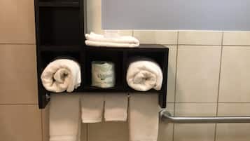 Habitación individual clásica | Baño | Tina con regadera, secadora de cabello, toallas