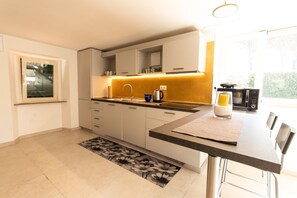 Fridge, oven, stovetop, dishwasher