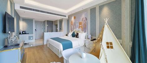 Room, 1 King Bed, Non Smoking (Parents) | Minibar, in-room safe, free WiFi