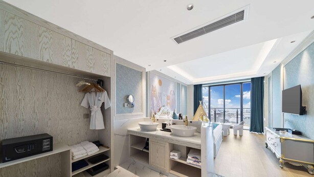 A modern bathroom with a large mirror, two sinks, a vanity, and a shower area. - Howard Johnson by Wyndham Lake Serenity Hot Springs Xichang (Liangshan Yi)