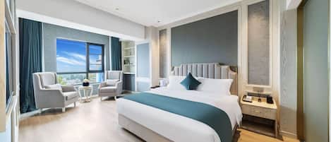 Minibar, in-room safe, free WiFi