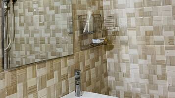 Een douche, toiletpapier