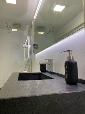 Dusche, Haartrockner, Bidet, Handtücher