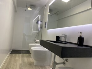 Dusche, Haartrockner, Bidet, Handtücher