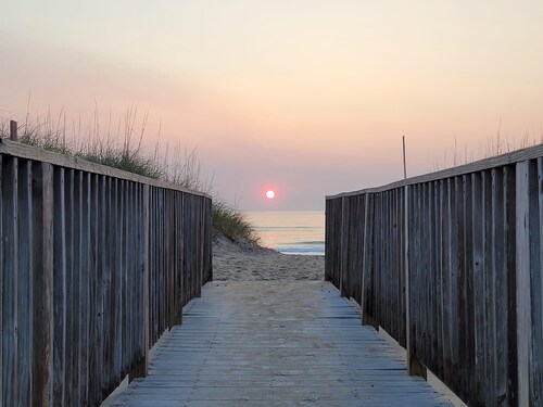 Bright and sunny family friendly cottage, 2 minutes to beach, Sound view sunsets