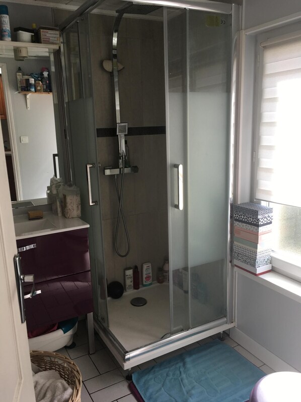 Douche, serviettes fournies, papier de toilette