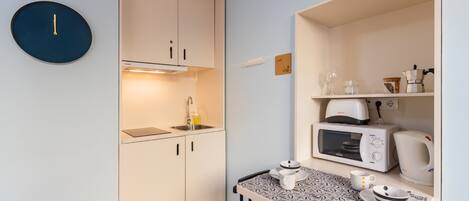 Microonde, piano cottura, pentole/stoviglie/utensili