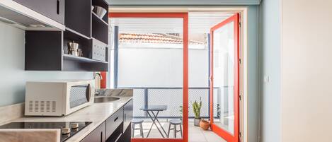 Refrigerador, microondas, parrilla de estufa y utensilios de cocina