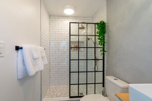 Combined shower/tub, bidet, towels, soap