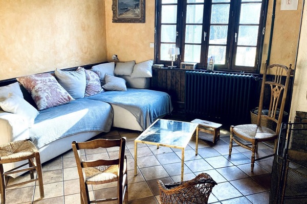 Smart TV, chimenea, libros y estéreo