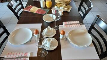 Daily continental breakfast (EUR 14 per person)