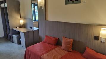 Basic Triple Room | Desk, free WiFi, bed sheets