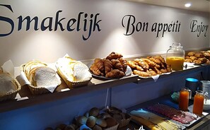 Daily continental breakfast (EUR 14 per person)