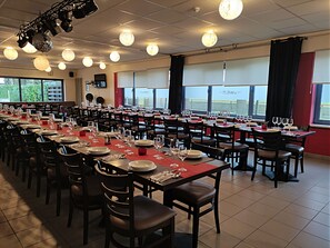 Dagelijks continentaal ontbijt (EUR 14 per persoon)