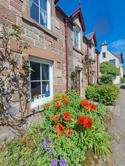 Newly renovated Character Cottage close to the beach