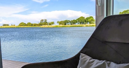 45 mÂČ houseboat with 40 mÂČ roof terrace, modern furnishings. See photos!