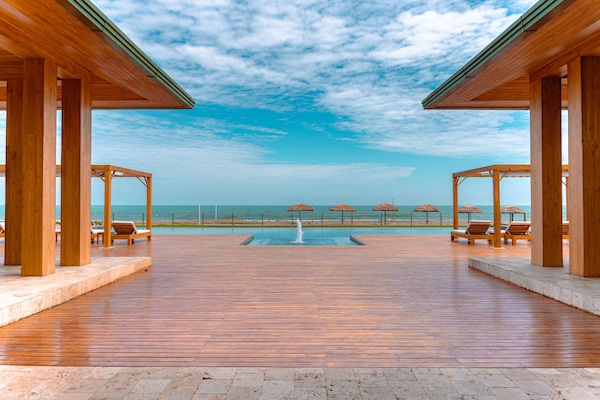 Una playa cerca, arena negra, bar en la playa