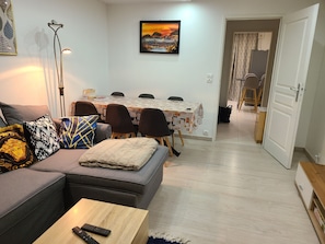 Una Smart TV, libros