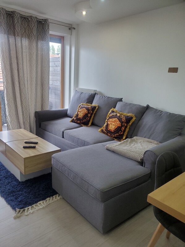 Una Smart TV, libros