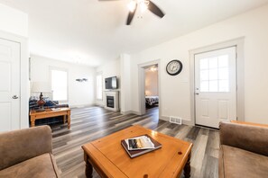 Smart-TV, peis og bøker