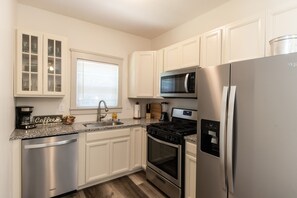 Kjøleskap, mikrobølgeovn, ovn og kokeplater