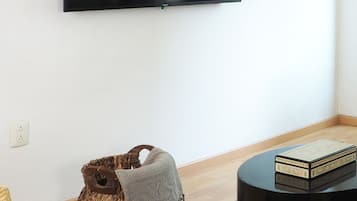 Quarto clássico | Área de estar | Smart TV 40 cm com canais digitais, TV, Netflix