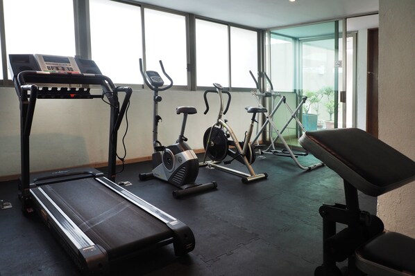 A gym with treadmills, stationary bikes, and a bench. - Juarez Colorido By The Local Way (Mexico City)