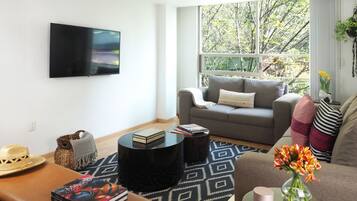 Quarto clássico | Área de estar | Smart TV 40 cm com canais digitais, TV, Netflix