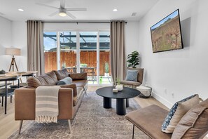 Smart TV - Downtown Paso: Park Street Hideaway 2 Bed/2.5 Bath (Paso Robles)