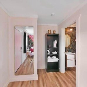 1 slaapkamer, een strijkplank/strijkijzer, wifi, beddengoed