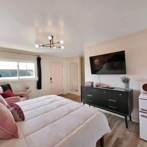 1 slaapkamer, een strijkplank/strijkijzer, wifi, beddengoed