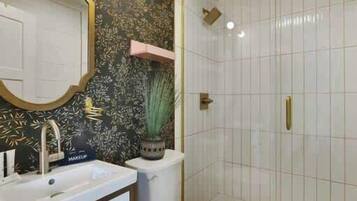 Doccia, asciugacapelli, sapone, shampoo