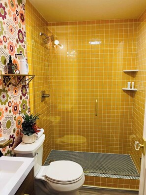 Een douche, een haardroger, zeep, shampoo