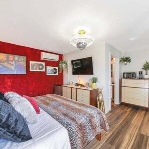 1 slaapkamer, een strijkplank/strijkijzer, wifi, beddengoed