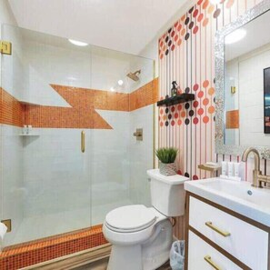 Een douche, een haardroger, zeep, shampoo