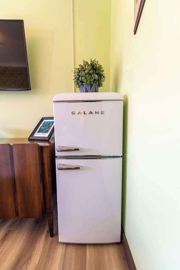 Interior - Seriously 60s Room #2 – Retro Boutique Motel Near Chattanooga (Trenton)