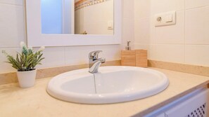 Shower, hair dryer - Apartamento Mirasierra 2 Frigiliana by Ruralidays (Málaga)