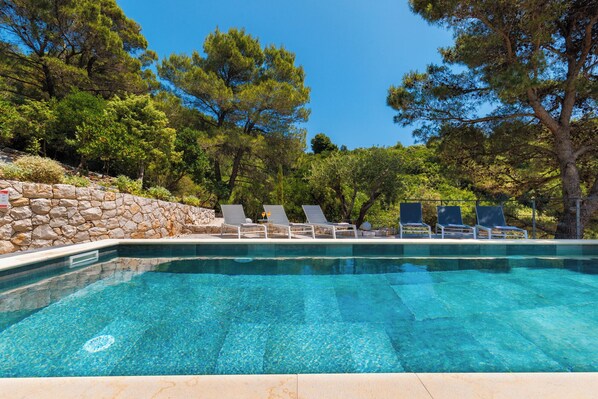Una piscina al aire libre, una piscina climatizada