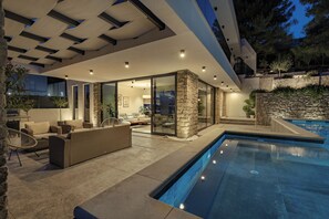 Una piscina al aire libre, una piscina climatizada