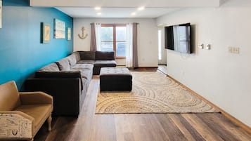 Smart TV, chimenea y futbolito