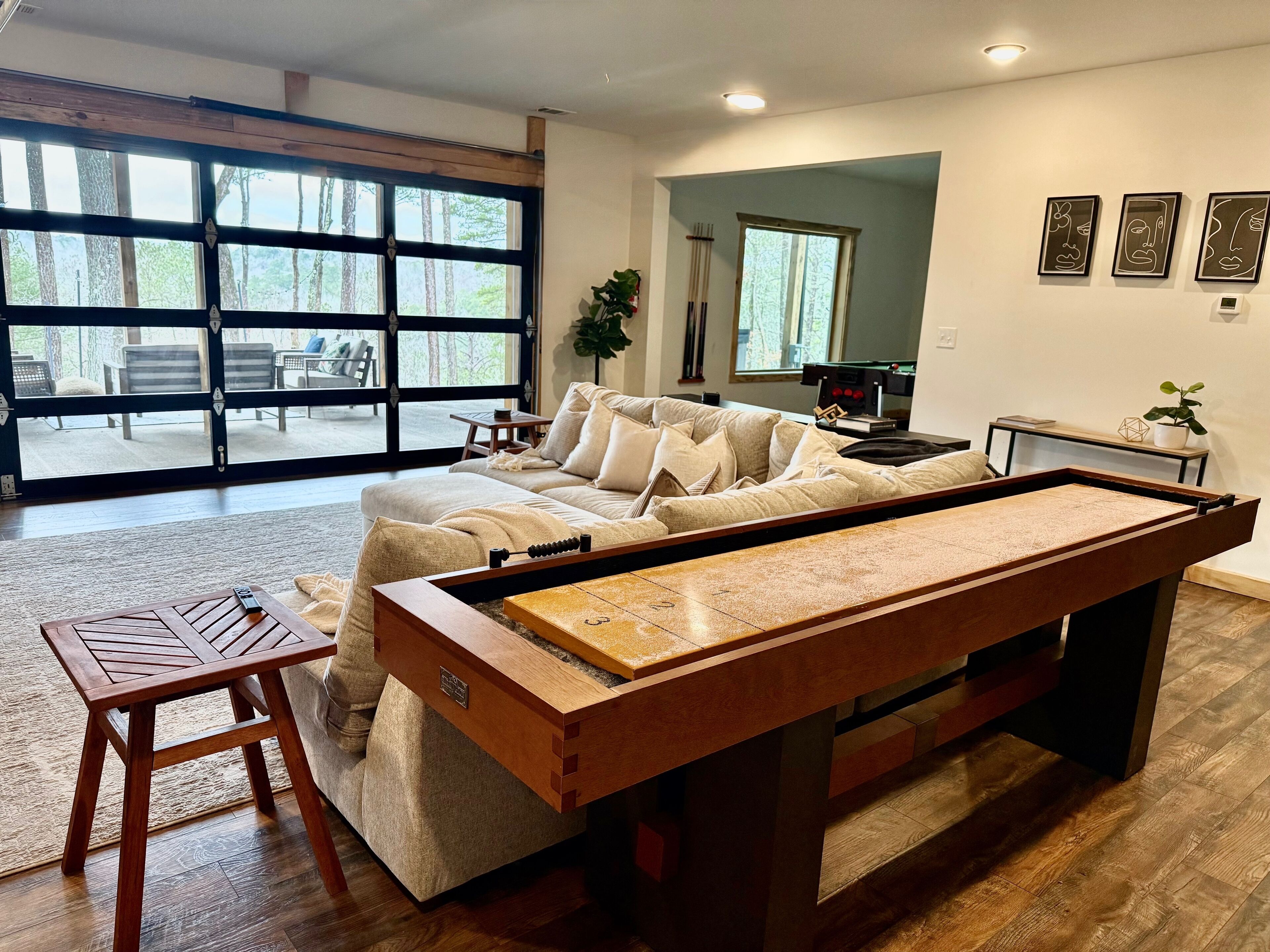 Smart TV, fireplace, video games, table tennis