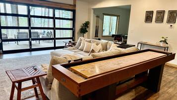 Smart TV, fireplace, video games, table tennis